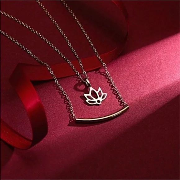 Gold lotus necklace - Picture 7 of 8